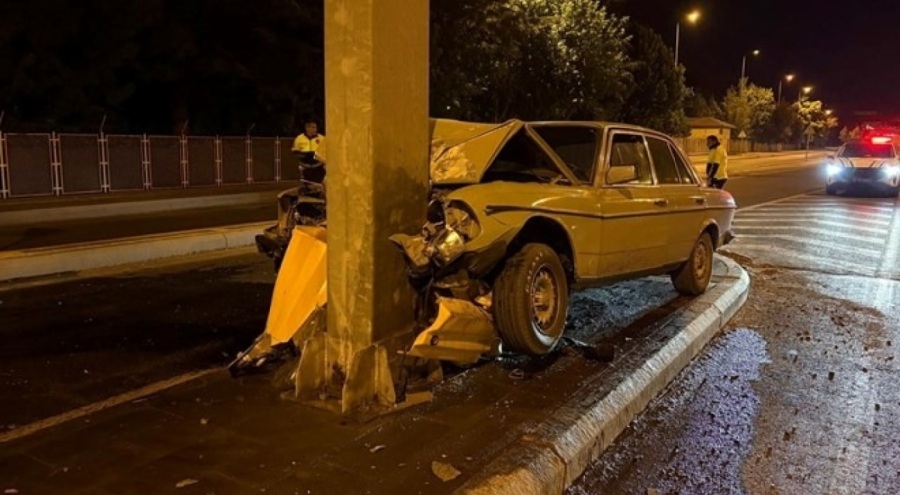 Klasik otomobil direğe ok gibi saplandı