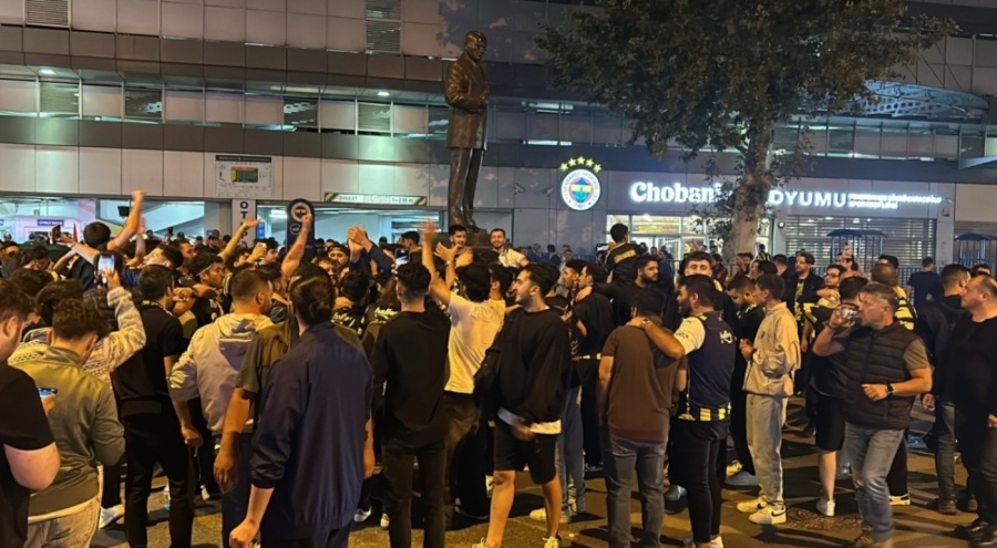 Fenerbahçe taraftarlarları, Sadettin Saran'ın başkan seçilmesini kutladı