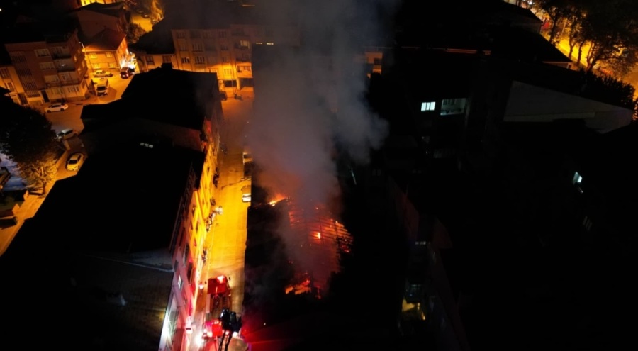 Bursa'da binanın çatısında korkutan yangın!