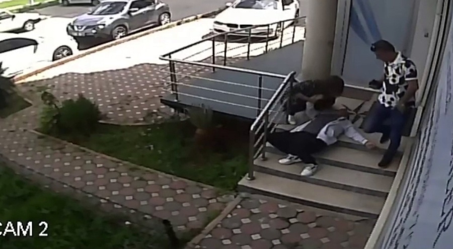 Banka müdürü, gittiği doktorun muayenehanesinin önünde kalp krizi geçirdi