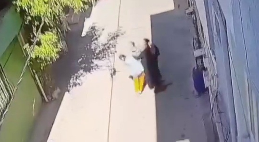 Bursa'da 3 kadın, kucağında çocuğu olan anneyi tekme tokat dövdü!