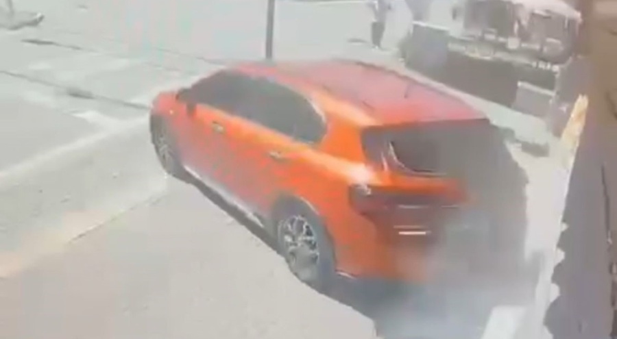 Bursa'da el freni çekilmeyen otomobil metrelerce geri gelip kuyumcuya daldı!