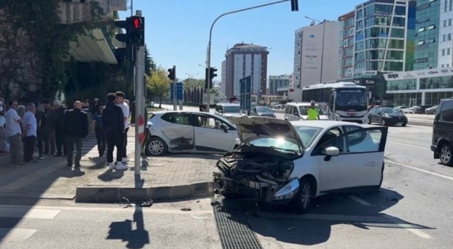 İki otomobil çarpıştı