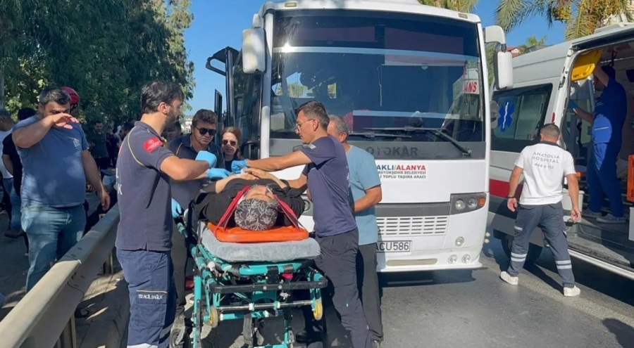 Tur otobüsüyle yolcu midibüsü çarpıştı: Çok sayıda yaralı var