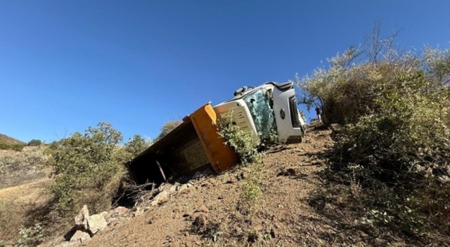 Freni boşalan kamyon şarampole devrildi