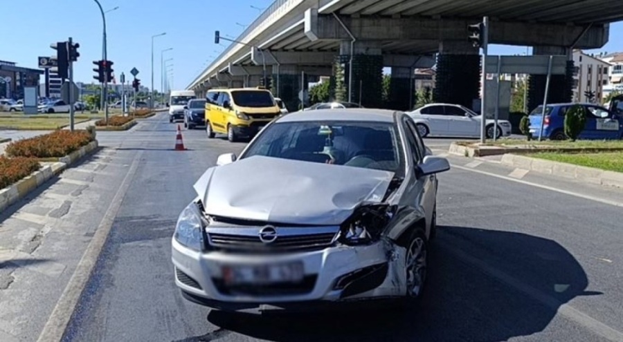 Kırmızı ışık ihlali kazaya yol açtı