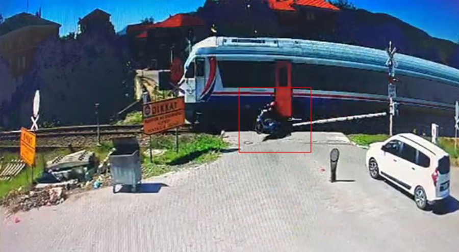Korkunç anlar! Yolcu treni ile motosiklet çarpıştı