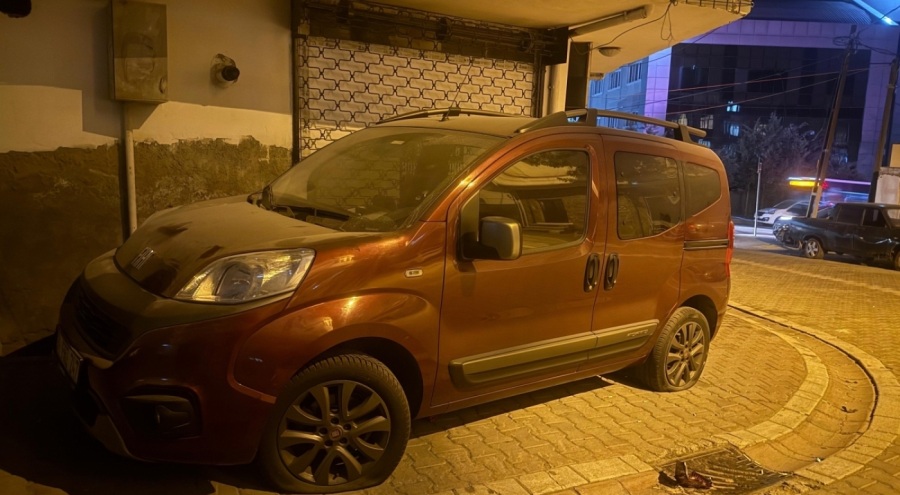 Motosikletliler, araçların lastiklerini patlattı