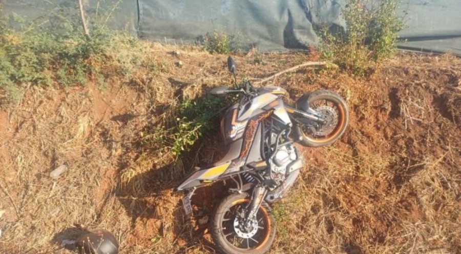 Seyir halindeki motosiklet devrildi