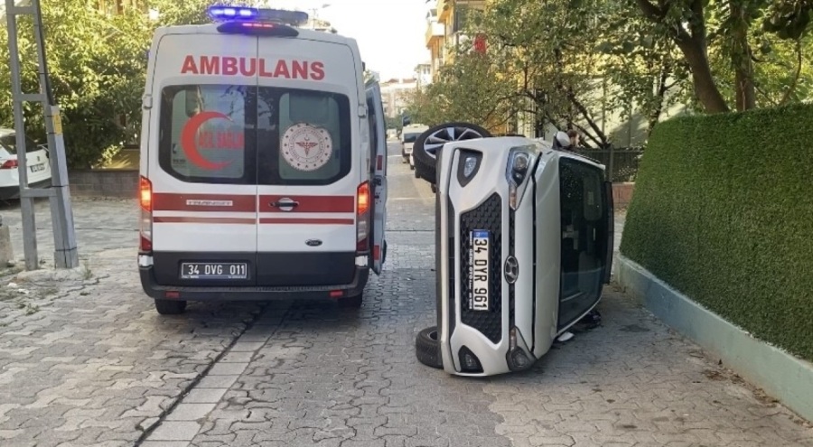 İstanbul'da otomobil yan yattı: 1 yaralı