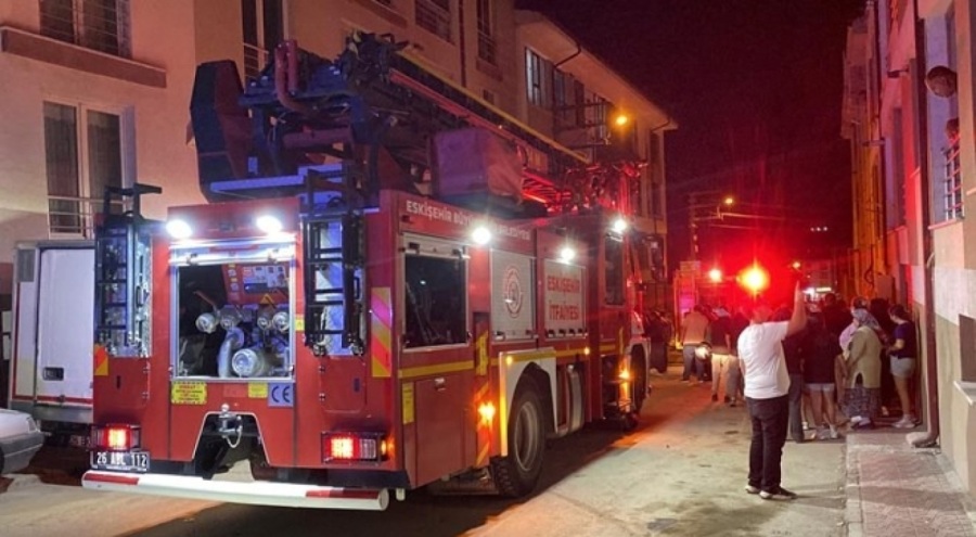 Depo yangını apartmanda paniğe neden oldu