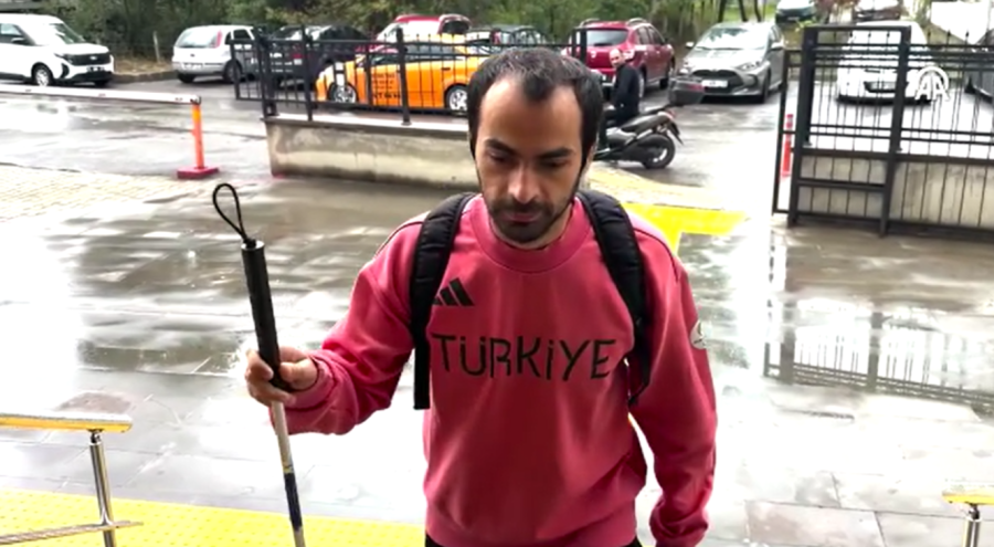 Görme engelli Ertuğrul Demirel, hayata futbolla tutundu