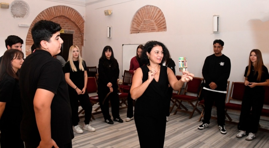 Osmangazi Belediyesi okutarak öğretiyor