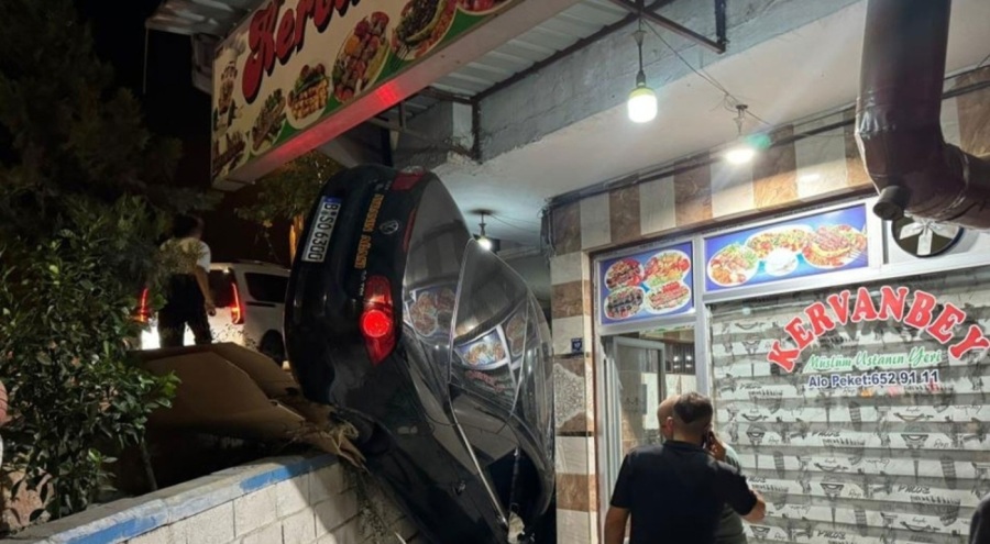 Bir şahıs fren yerine gaza basarak lokantaya daldı