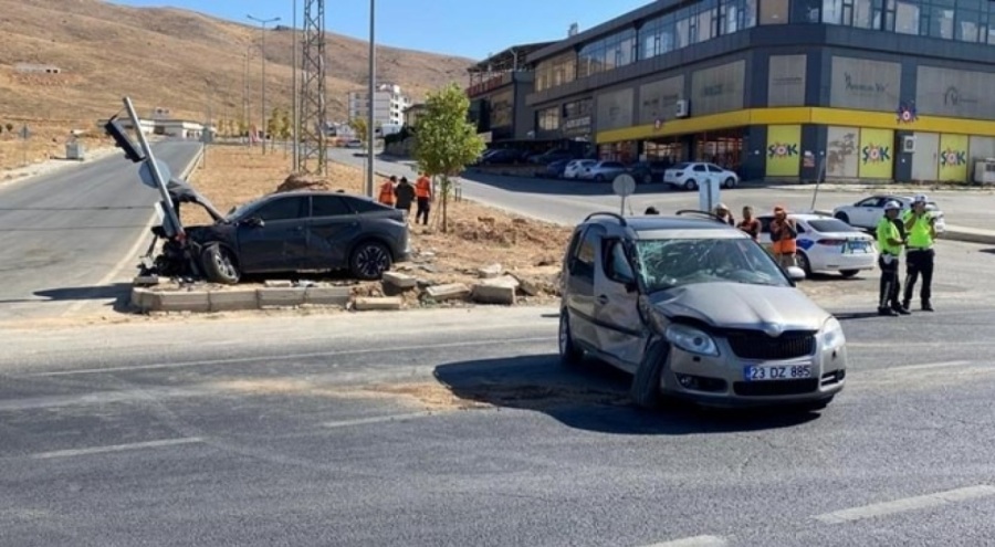 İki otomobil çarpıştı: Yaralılar var