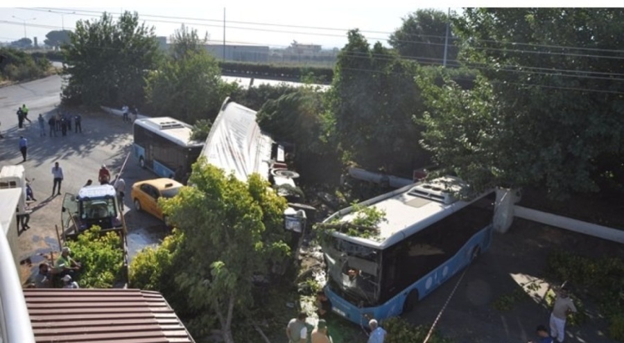 TIR faciası: 1 ölü, biri polis 2 yaralı