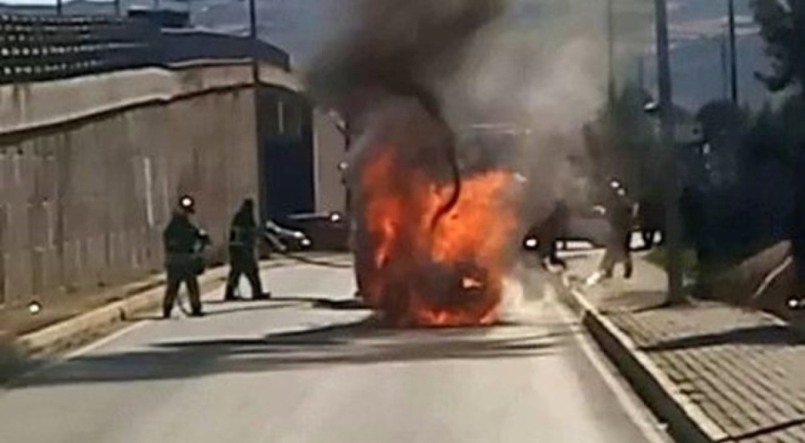 Seyir halindeki araç alev alev yandı