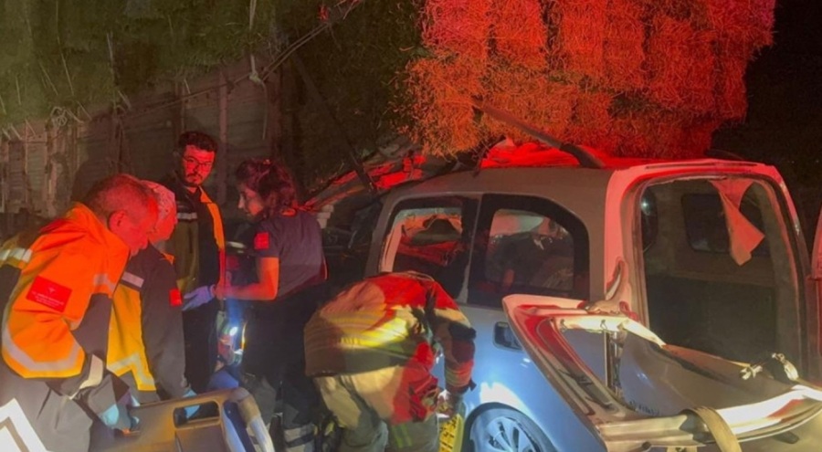 Hafif ticari araç kamyonun altına girdi: 2 kişi hayatını kaybetti