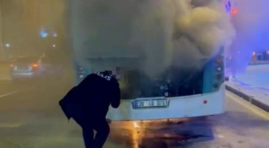 Otobüs yangınına polis müdahale etti