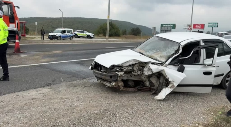 Bolu'da yol süpürme aracına çarpan otomobilin sürücüsü yaralandı