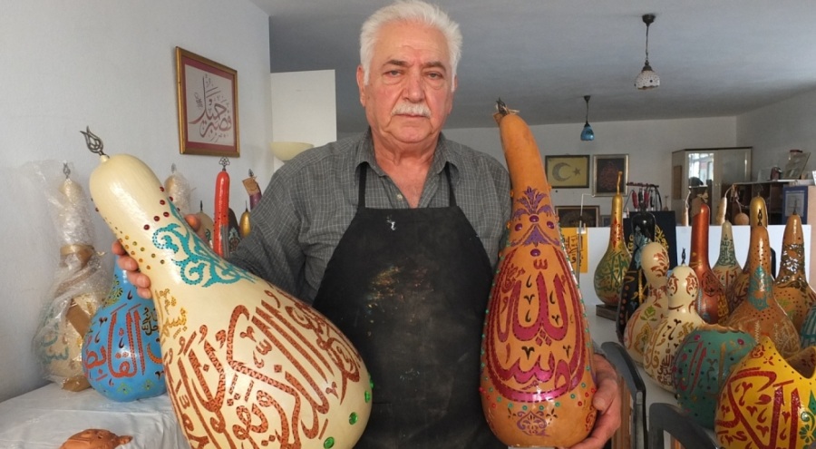 Balıkesirli sanatçı hattat süslediği kabakları fuarda sergileyecek