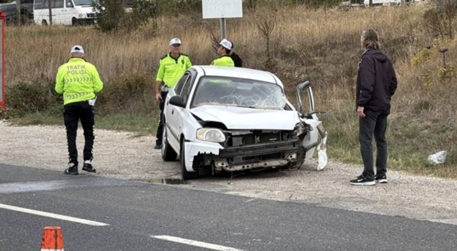 Yol süpürme aracına çarptı, otomobil sürücüsü yaralandı