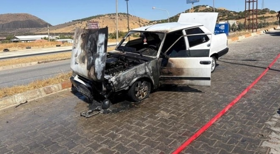 Seyir halindeki araba yandı