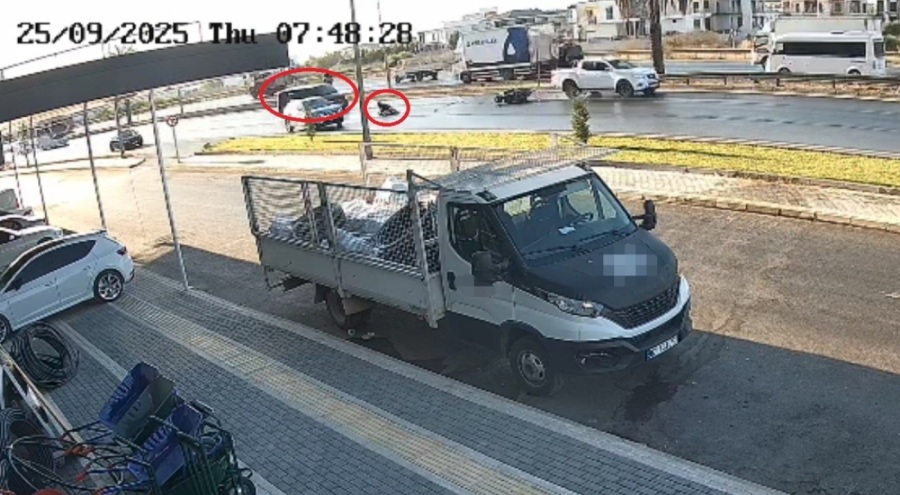 Kaza yapan motosikletli araç altında kalmaktan son anda kurtuldu