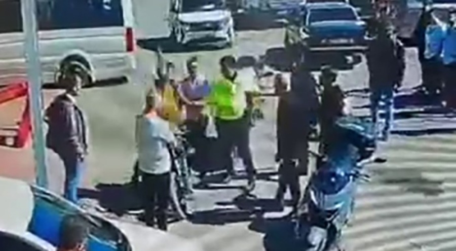 Evrak isteyen polise yumrukla karşılık verdi