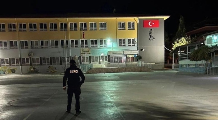 Okulda çıplak dolaşan bekçiye soruşturma