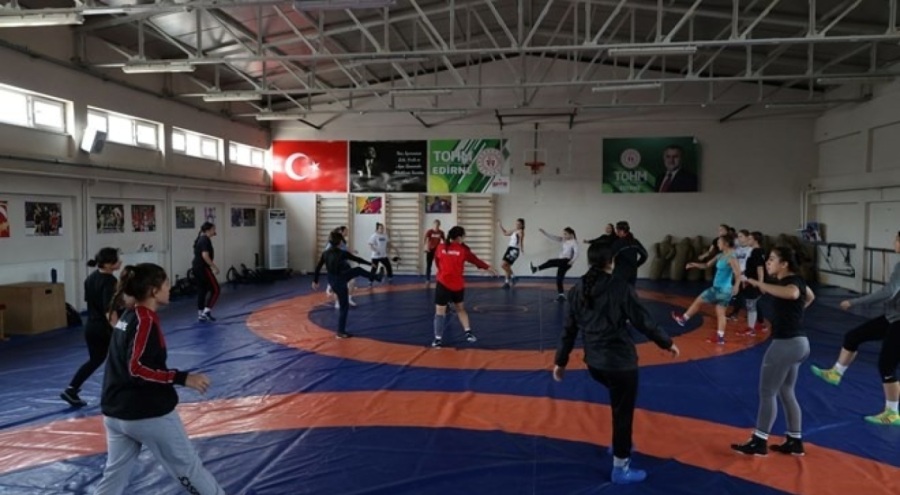 Kosavalı kadın güreşçiler Edirne'de kamp yapıyor