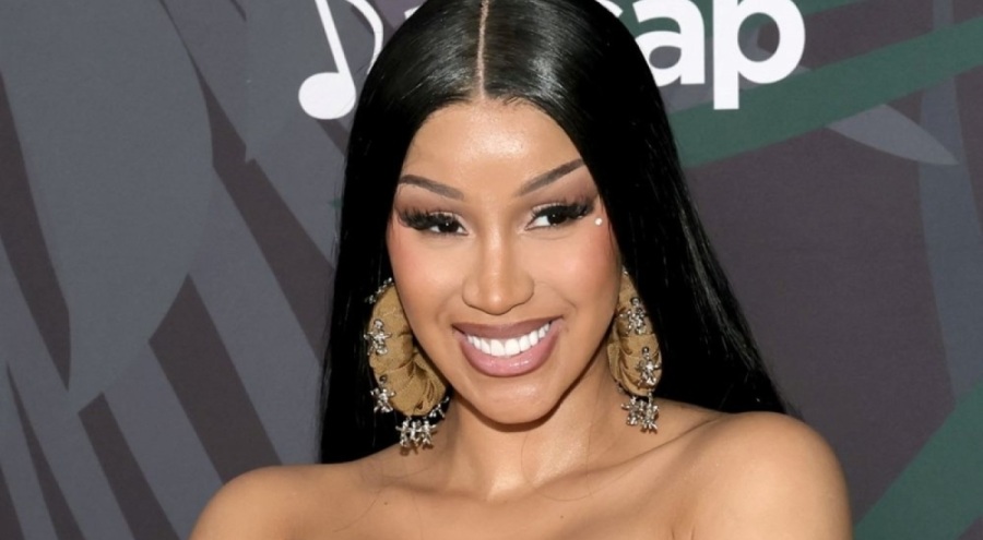 Cardi B'den karnı burnunda yeni poz