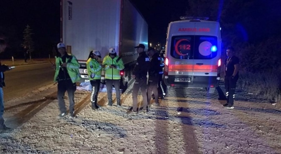 Karşıya geçmek isterken TIR'ın çarptığı genç hayatını kaybetti