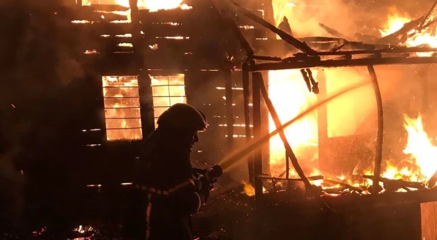 Yangın sonucu 2 katlı ev kullanılamaz hale geldi