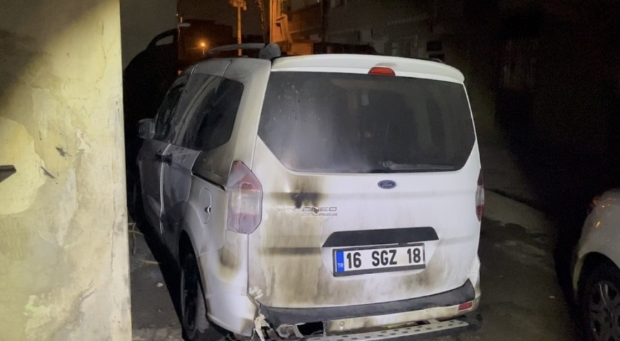 Bursa'da gece yarısı husumetlisinin aracını kundakladı