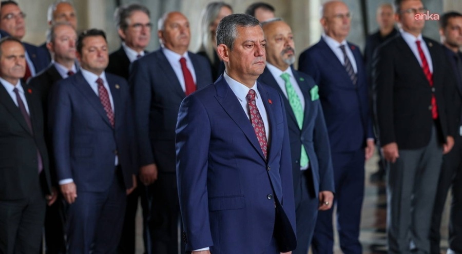 CHP'den Anıtkabir'e ziyaret... Özel'den, Atatürk'e 'söz': Adalet, demokrasi ve toplumsal refah vu...