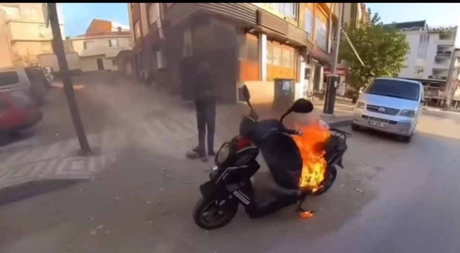 Bursa'da motosiklet alev topuna döndü! Vileda kovasıyla müdahale
