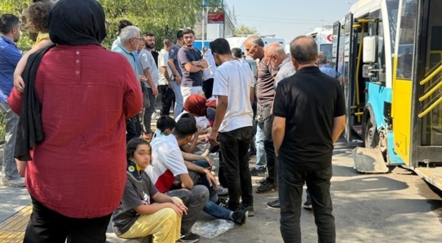 Freni patlayan halk otobüsü durağa daldı: Çok sayıda yaralı var
