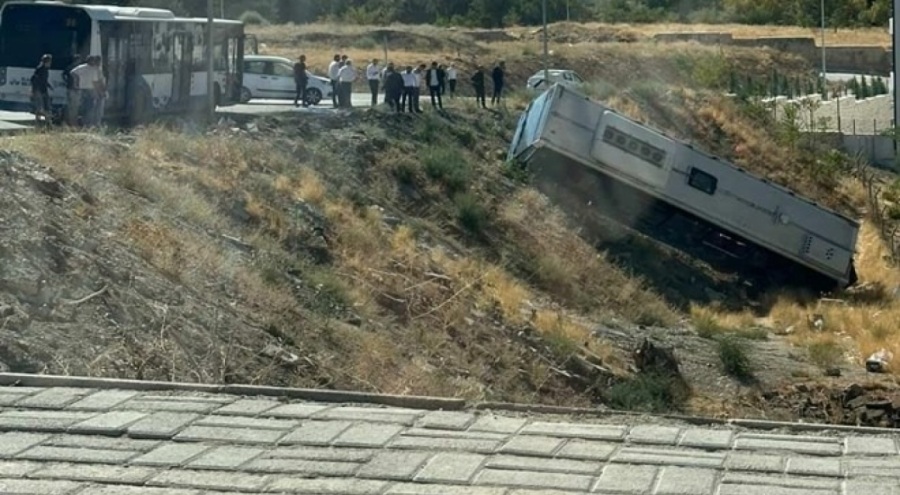 Park halindeki otobüs şarampole yuvarlandı
