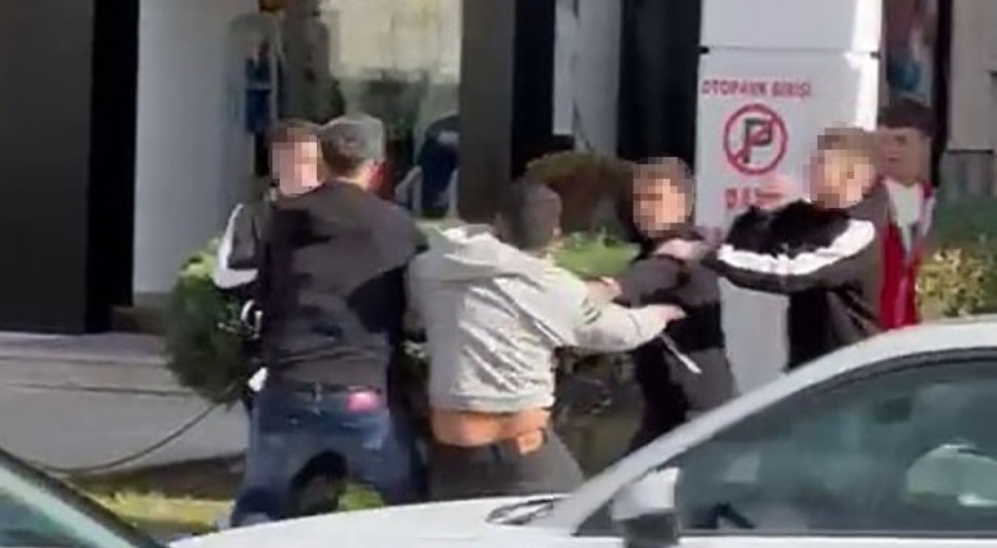 Gençler arasındaki tekme ve yumruklu kavga