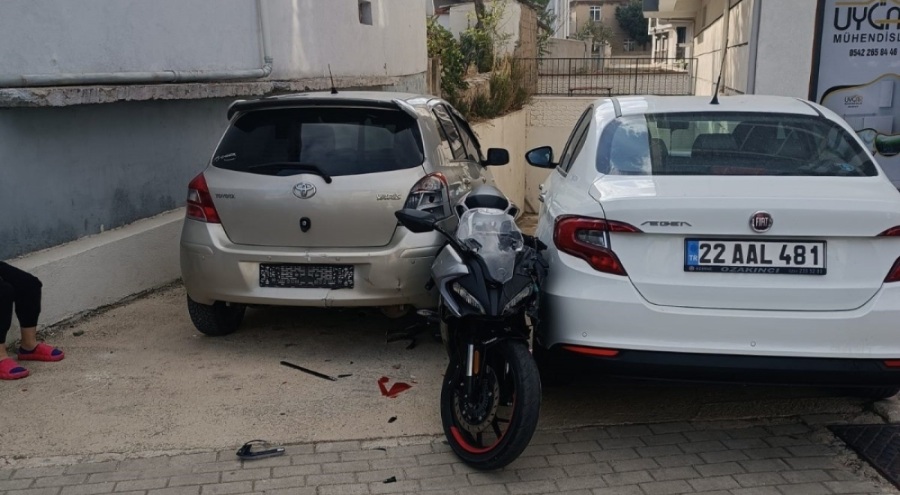 Edirne'de 4 otomobile çarpan motosiklet sürücüsü yaralandı