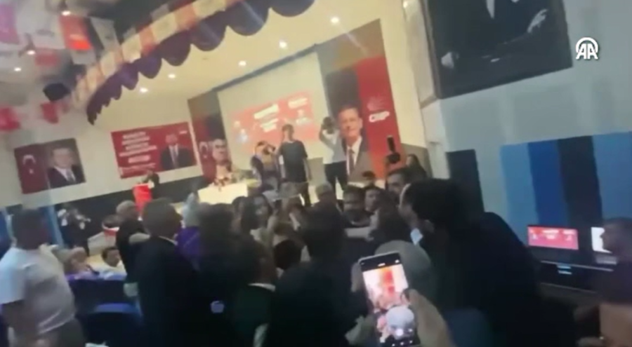 Kocaeli Başiskele'de CHP İlçe Kongresi sırasında kavga yaşandı