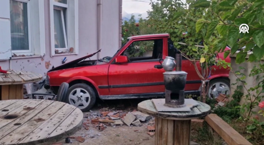 Otomobil ve elektrikli bisiklet çarpıştı, 3 çocuk yaralı