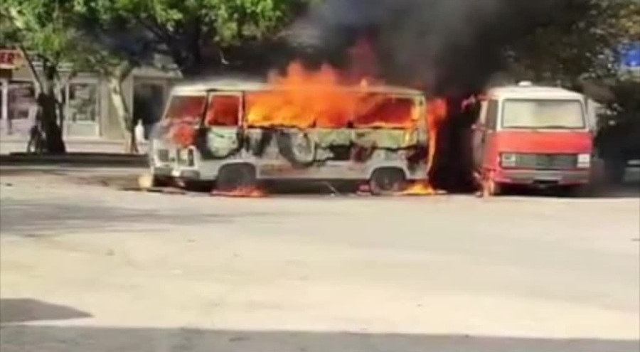 Adana'da araç yangını: Bir panelvan kullanılamaz hale geldi