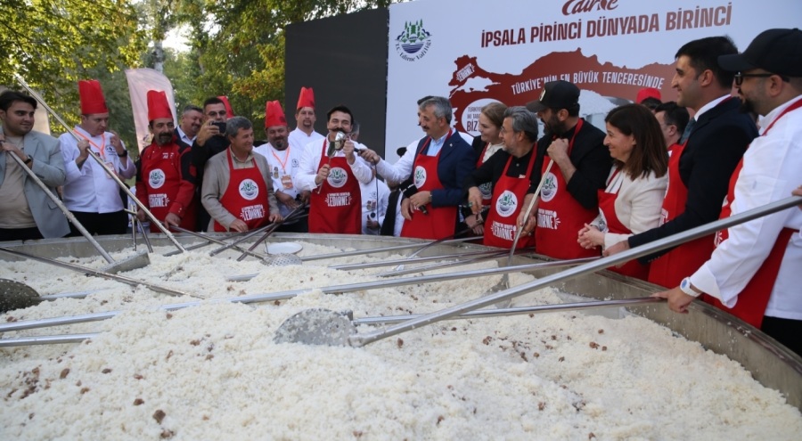Dev tencerede pişirilen 6 ton İpsala pirinci pilavı Edirnelilere sunuldu