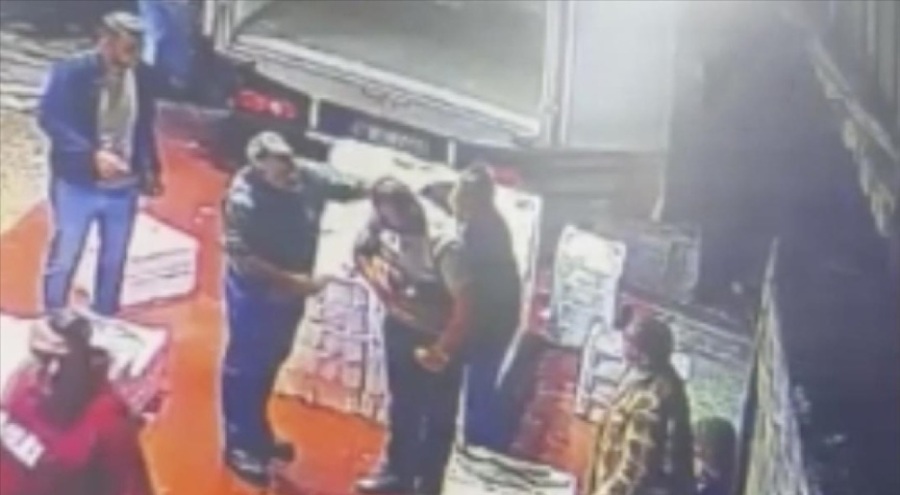Kocaeli'de boğulma tehlikesi geçiren kişiyi Heimlich manevrası hayata döndürdü.