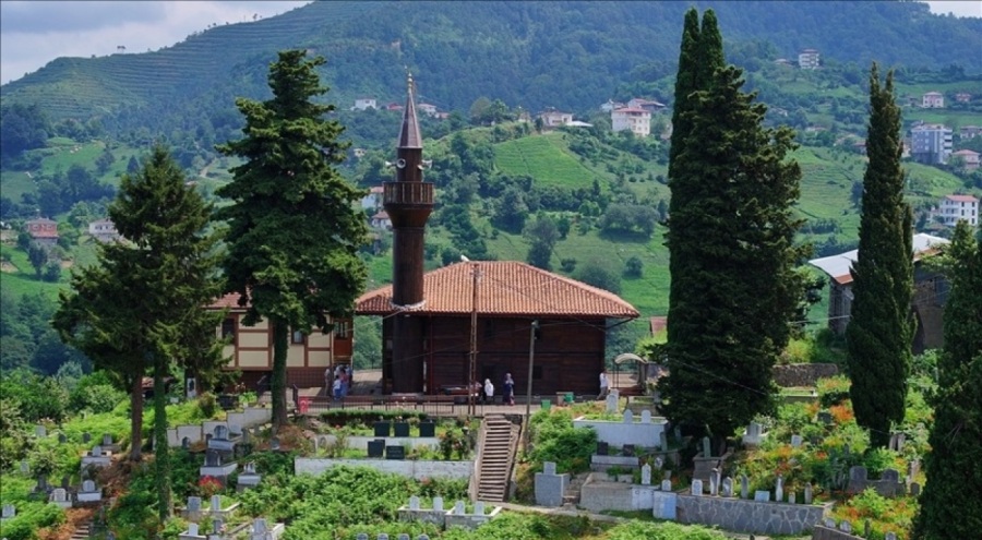 Trabzon'un köklü camileri, geleneksel taş ve ahşap işçiliğinin izlerini taşıyor