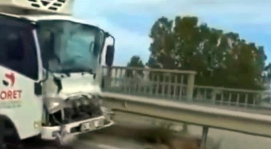 Sakarya'da kontrolden çıkan kamyonet bariyerlere çarptı: 2 yaralı