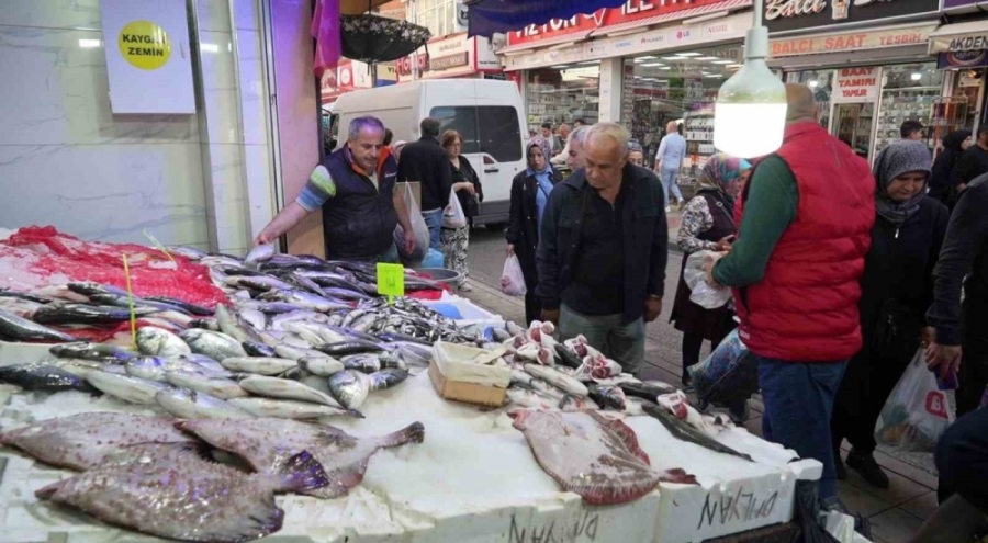 Karadeniz'de kötü hava koşulları balık tezgahlarını olumsuz etkiledi