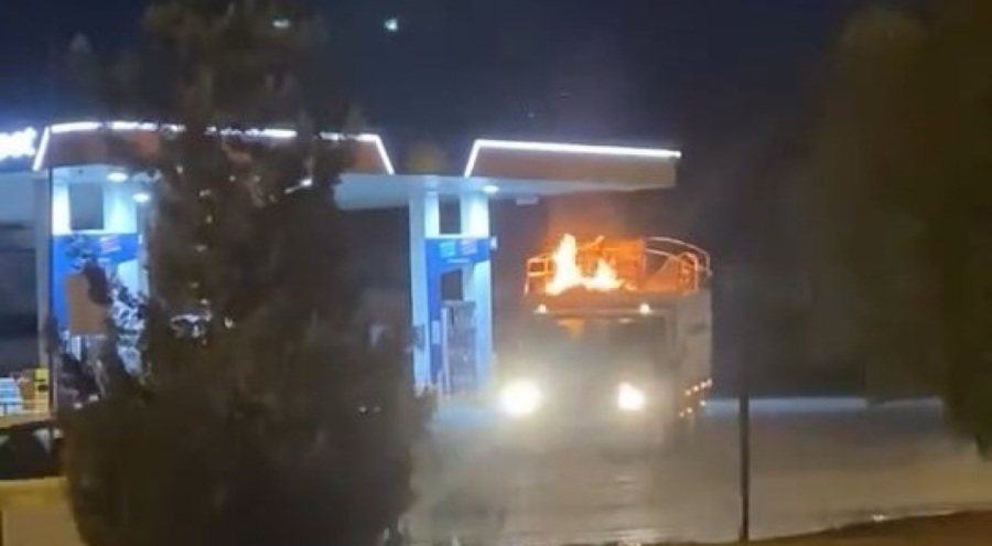 Kamyonet yanarken akaryakıt istasyonuna girdi!
